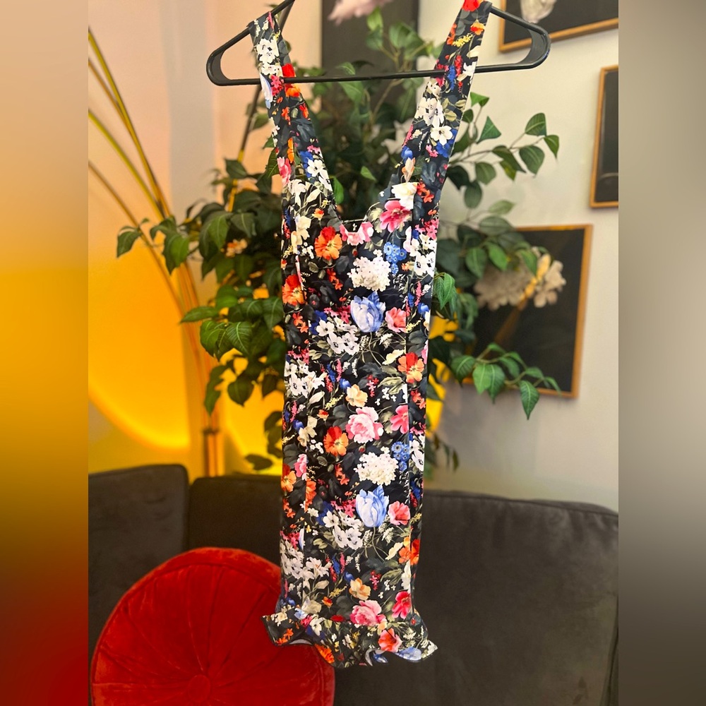 Mini floral girl’s dress
Size: 8